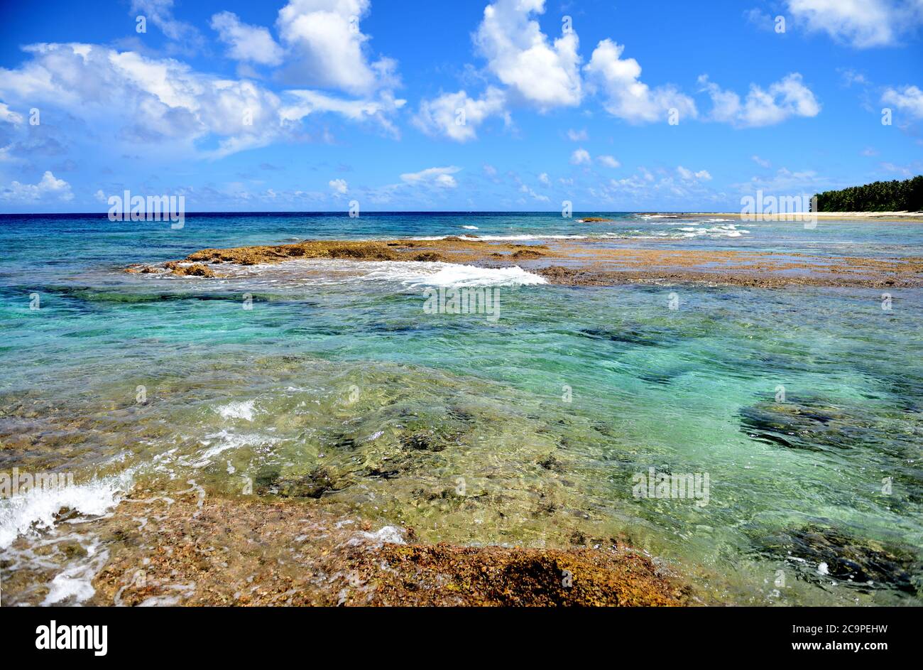 Mare blu e barriera corallina nelle calde acque tropicali di Guam, Isole Mariana, Micronesia Foto Stock