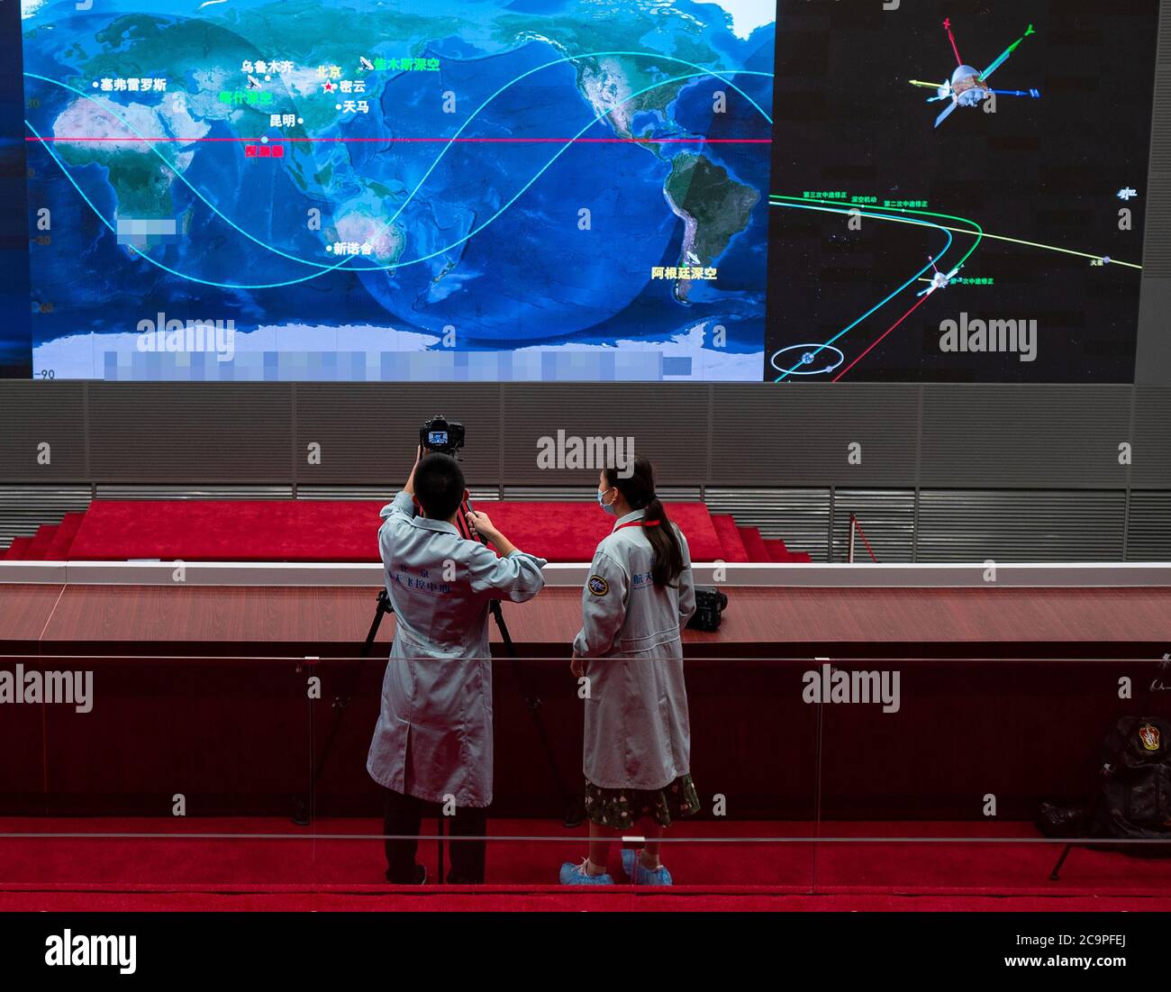 Pechino, Cina. 2 agosto 2020. Foto scattata il 2 agosto 2020 mostra una scena al Beijing Aerospace Control Centre (BACC) a Pechino, capitale della Cina. La sonda cinese Mars Tianwen-1 ha eseguito con successo la sua prima correzione orbitale alle 7 del mattino (2300 GMT Sabato) dopo che il suo motore 3.000 N ha funzionato per 20 secondi, e ha continuato a testa per la Marte. Credit: CAI Yang/Xinhua/Alamy Live News Foto Stock