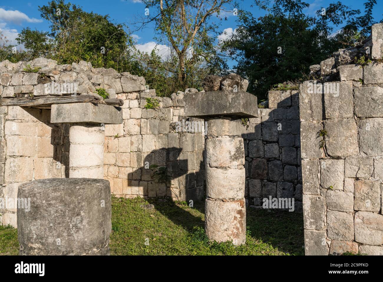 Colonne del complesso del Nunnery nelle rovine della grande città maya di Chichen Itza, Yucatan, Messico. La città pre-ispanica di Chichen-Itza è un UNES Foto Stock