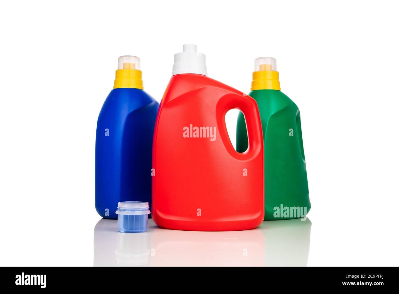 Detersivo liquido regolare per bucato di varie varianti di fragranze con tappo di misurazione su sfondo bianco Foto Stock