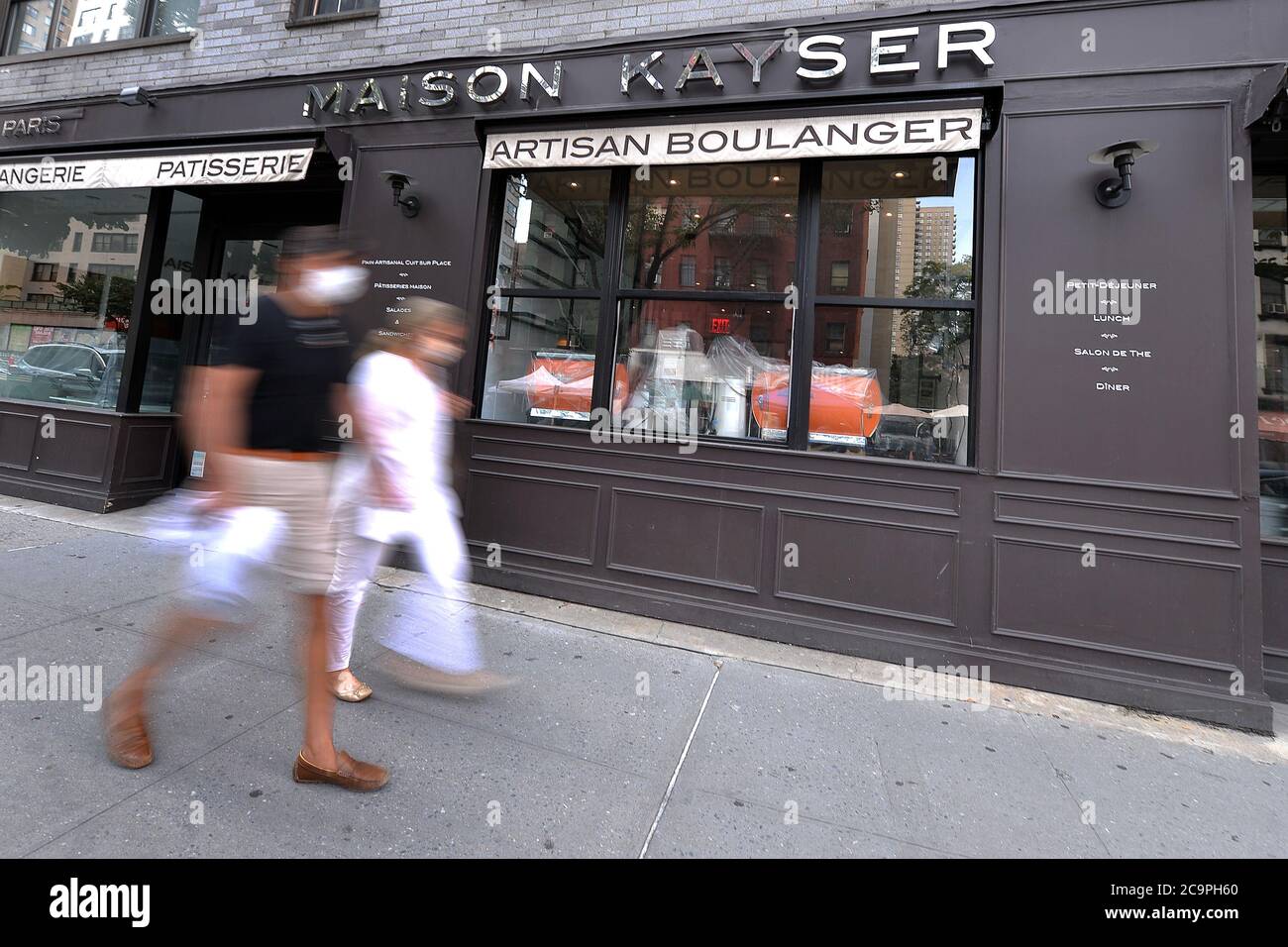 New York City, Stati Uniti. 01 agosto 2020. Due persone passano di fronte a Maison Kayser sul lato Upper East di Manhattan, la catena di panetteria francese sta cercando di terminare i suoi contratti in almeno due negozi, New York, NY, 1 agosto 2020. Si dice che la panetteria e la pasticceria francese stia cercando di uscire da altre locazioni di proprietà e chiudere tutte e 16 le sedi, che sono state chiuse in base alle norme Coronavirus da marzo. (Anthony Behar/Sipa USA) Credit: Sipa USA/Alamy Live News Foto Stock