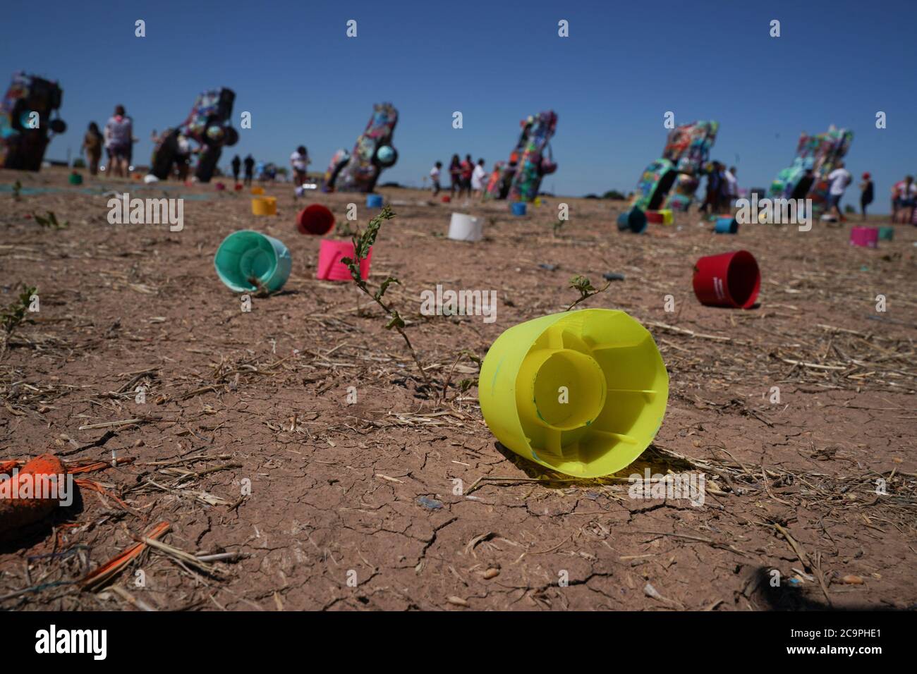 Texas, Stati Uniti. 31 luglio 2020. Vernice spray può coperchi a terra a Cadillac a Cadillac Ranch, un'installazione di arte pubblica e scultura in Amarillo, Texas il 31 luglio 2020. Fu creato nel 1974 da chip Lord, Hudson Marquez e Doug Michels, che facevano parte del gruppo d'arte ANT Farm. L'installazione è composta da dieci Cadillac sepolti prima nel terreno. Credit: Bryan Smith/ZUMA Wire/Alamy Live News Foto Stock