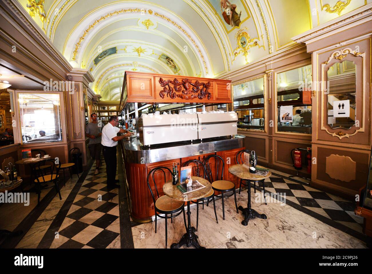 Caffe Cordina è una vecchia e popolare caffetteria in Republic Street a Valletta, Malta. Foto Stock