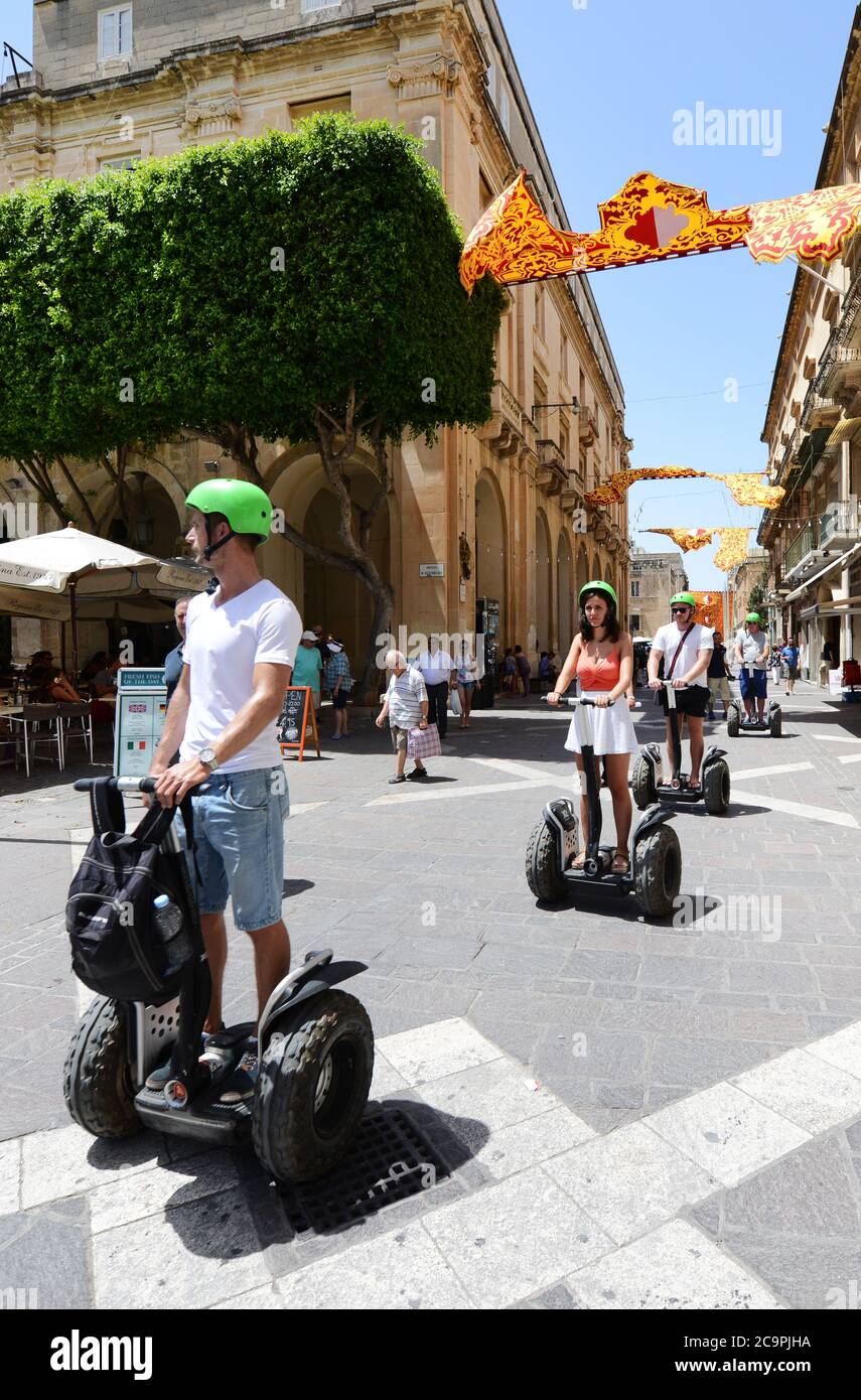 Turista che cavalcano il loro segway a la Valletta, Malta. Foto Stock