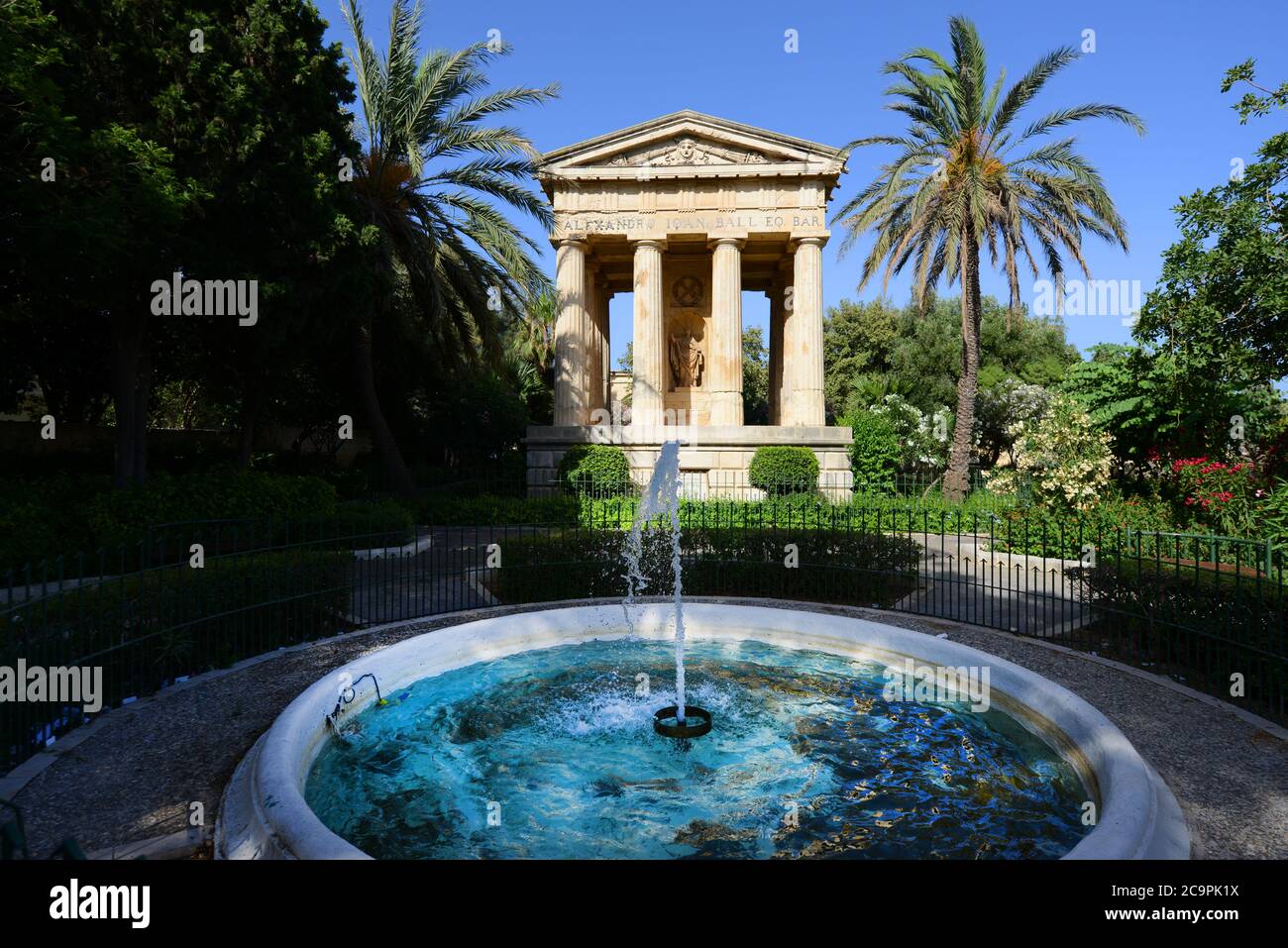 Monumento a Sir Alexander Ball ai Giardini di Lower Barakka a la Valletta, Malta. Foto Stock