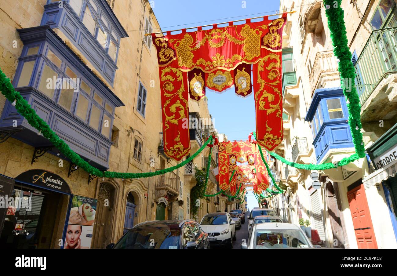 Edifici tradizionali maltesi lungo St. Paul Street a la Valletta, Malta. Foto Stock