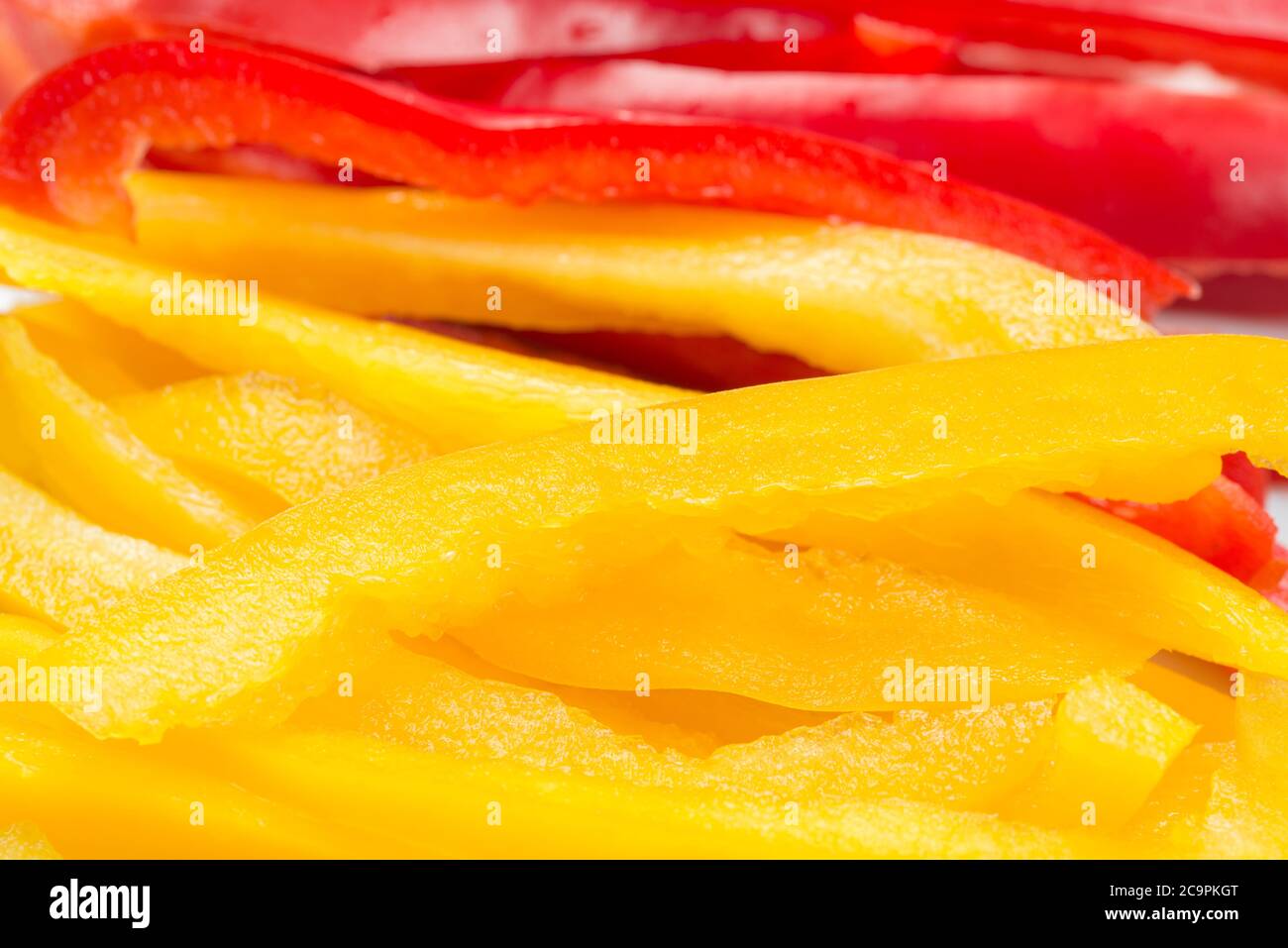 focalizzazione selettiva del primo piano di frutta al peperone giallo e rosso a fette Foto Stock