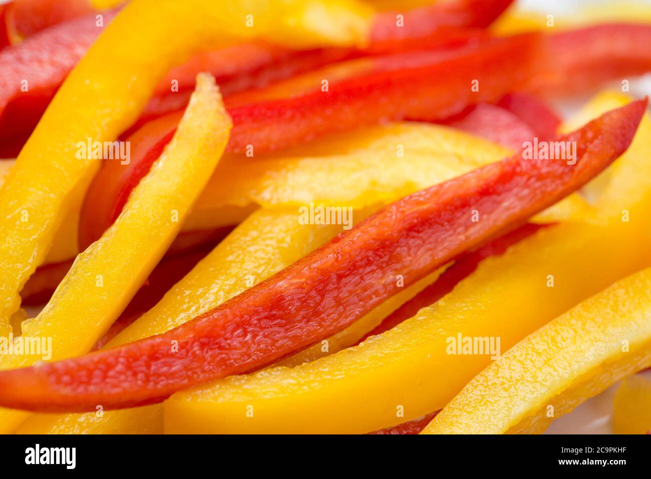 focalizzazione selettiva del primo piano di frutta al peperone giallo e rosso a fette Foto Stock