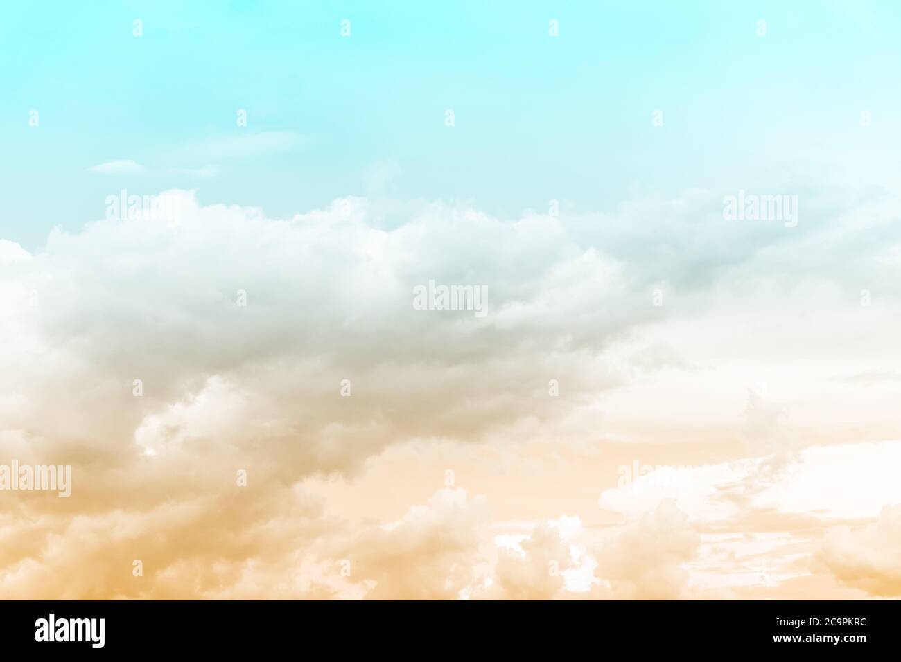 Cielo morbido e sfondo nuvoloso con una tonalità pastello. Foto Stock