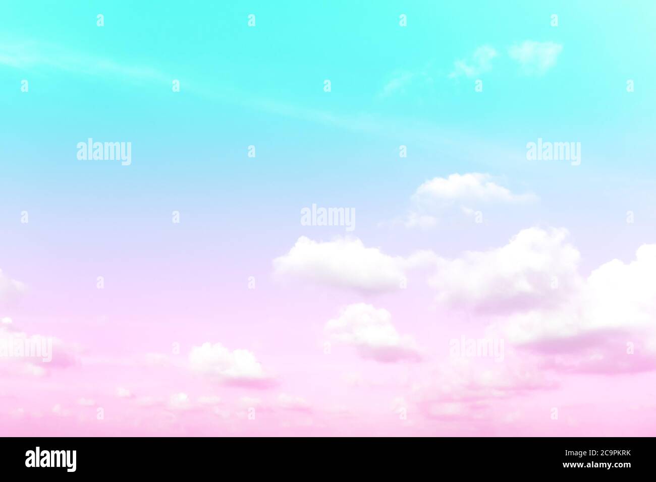 Cielo morbido e sfondo nuvoloso con una tonalità pastello. Foto Stock