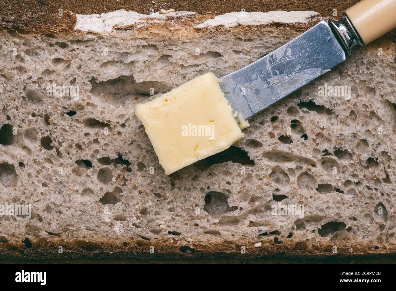 Pane di pasta con coltello e burro Foto Stock