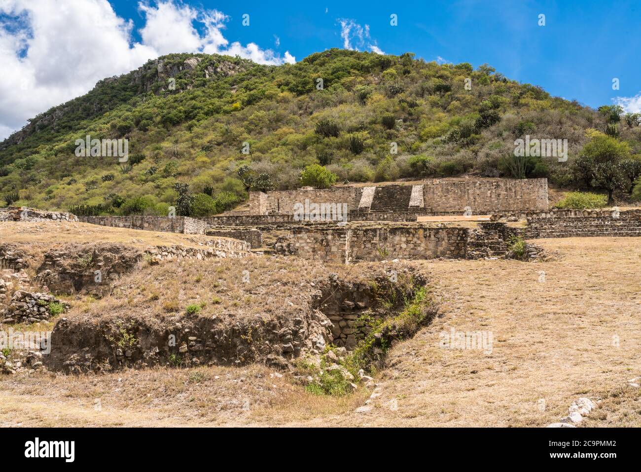 Edificio B nelle rovine della città pre-ispanica di Dainzu, nella Valle Centrale di Oaxaca, Messico. Foto Stock