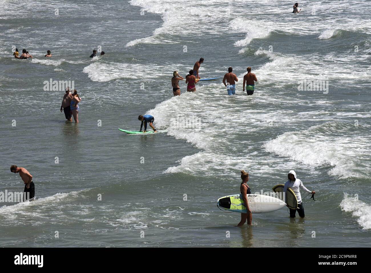 Florida, Stati Uniti. 01 agosto 2020. La gente che gode la spiaggia prima dell'arrivo dell'uragano Isaias.The tempesta è prevista per avvicinarsi alla costa della Florida come una tempesta di categoria 1 e poi parallelo la costa atlantica come si muove a nord. Credit: SOPA Images Limited/Alamy Live News Foto Stock