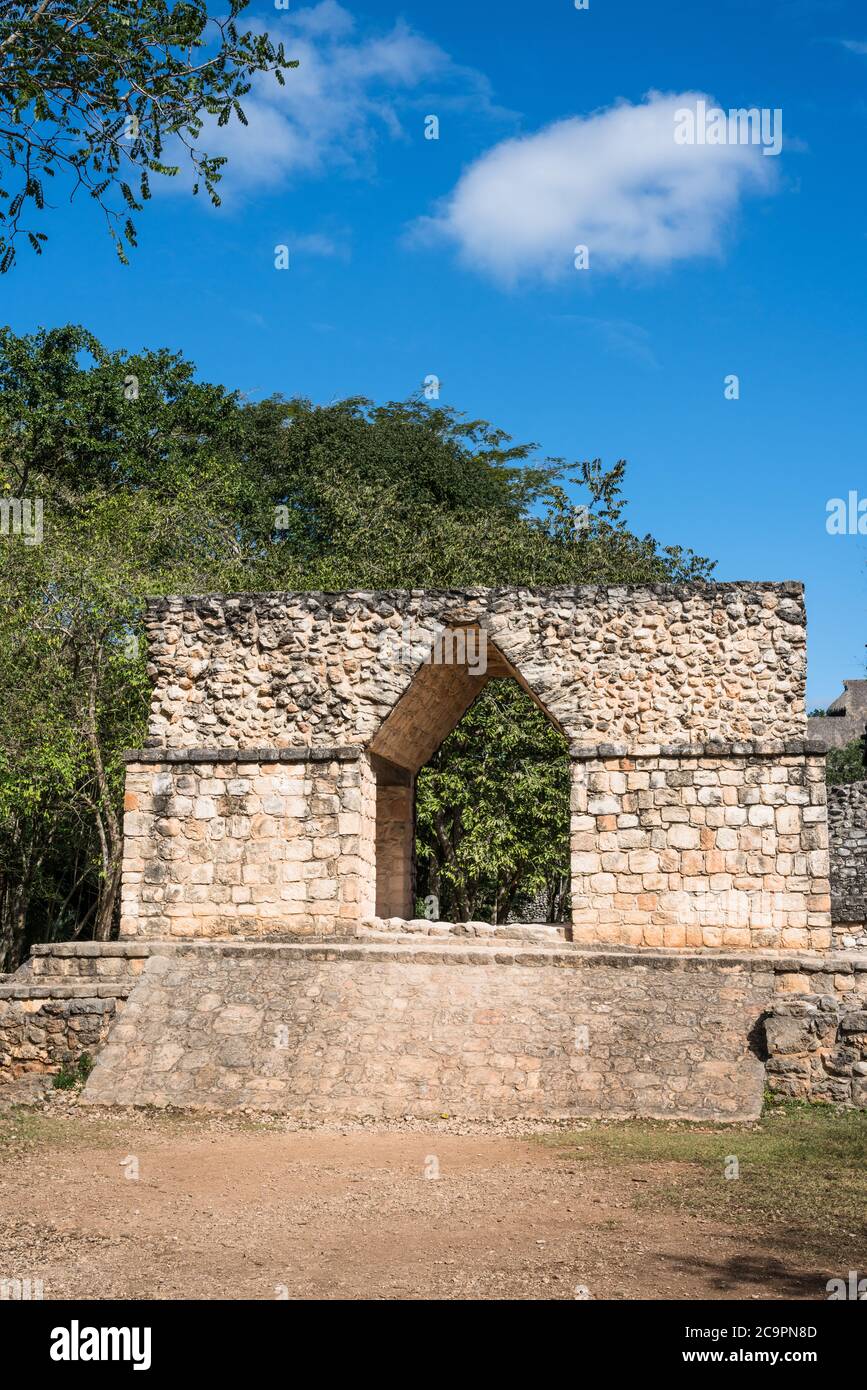 L'Arco di entrata nelle rovine della città maya pre-ispanica di Ek Balam a Yucatan, Messico. Ha scale o una rampa e un arco su tutti e quattro i lati. Foto Stock