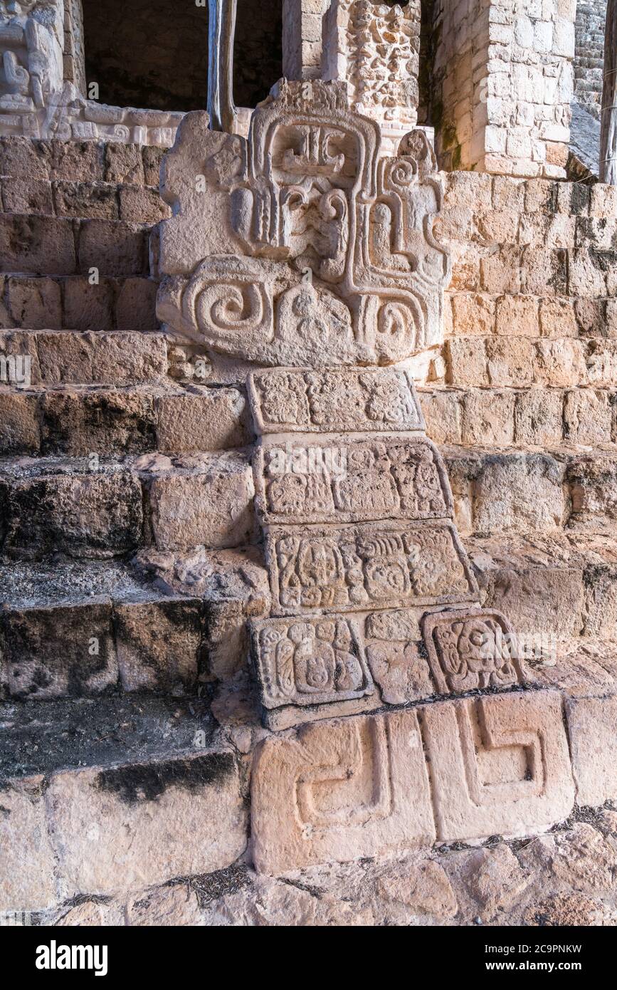 Sculture decorative in pietra e stucco di una testa serpente nell'Acropoli nelle rovine pre-ispaniche della città maya di Ek Balam a Yucatan, Messico. Foto Stock