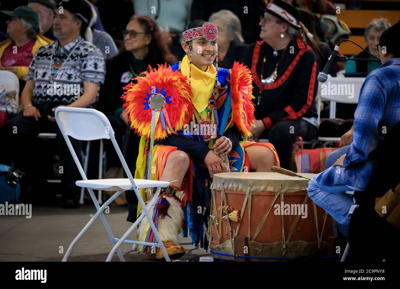 San Francisco, USA - 08 febbraio 2020: Indiani nativi americani vestiti in abiti tradizionali intricati e colorati cantano una canzone e un tamburo a una Powwow Foto Stock