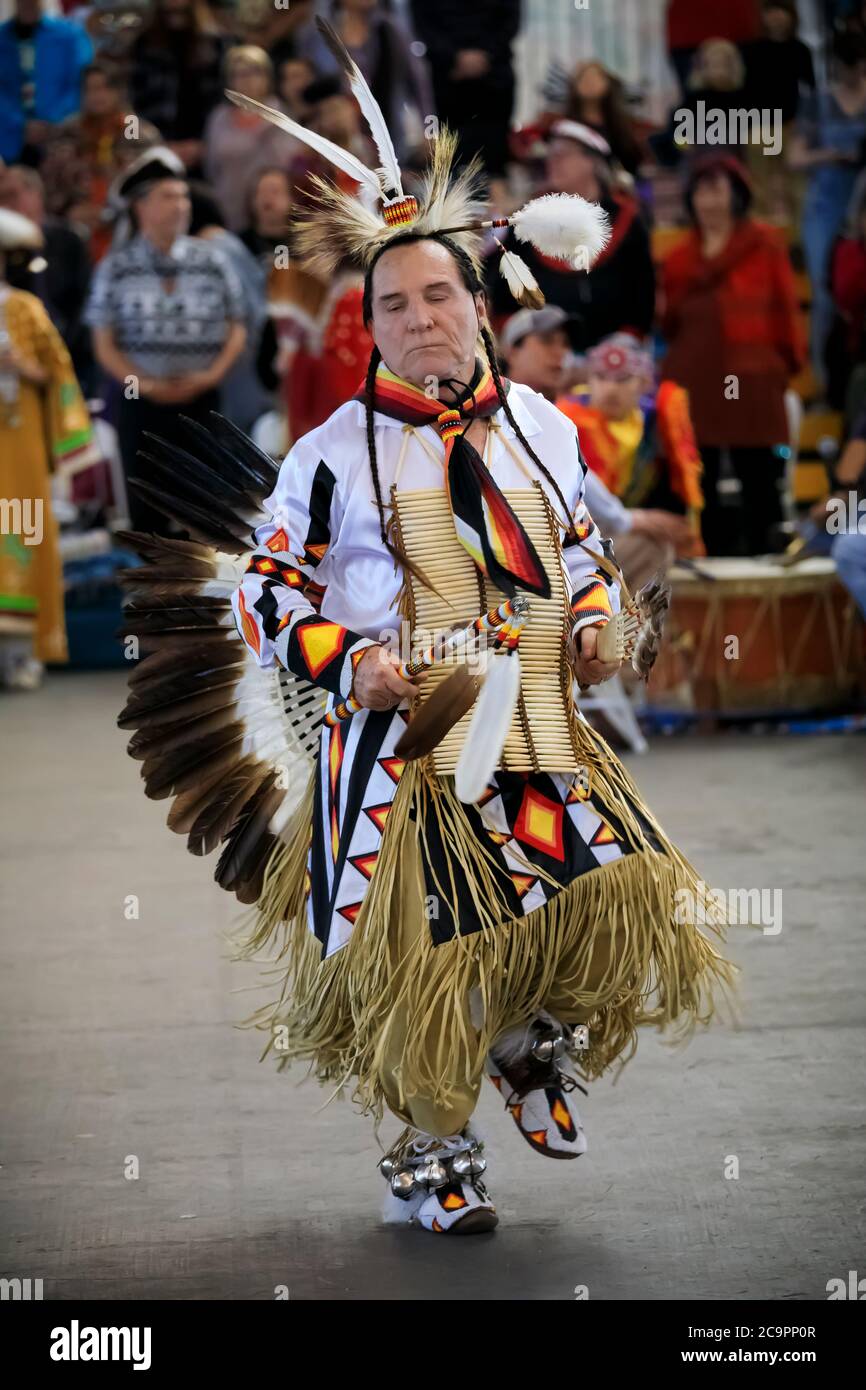 San Francisco, Stati Uniti d'America - 08 febbraio 2020: Indiani nativi americani  vestiti con intricati e colorati abiti tradizionali danzanti a  un'incredibile sorpresa Foto stock - Alamy