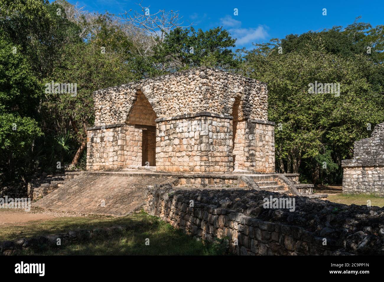 L'Arco di entrata nelle rovine della città maya pre-ispanica di Ek Balam a Yucatan, Messico. Ha scale o una rampa e un arco su tutti e quattro i lati. Foto Stock