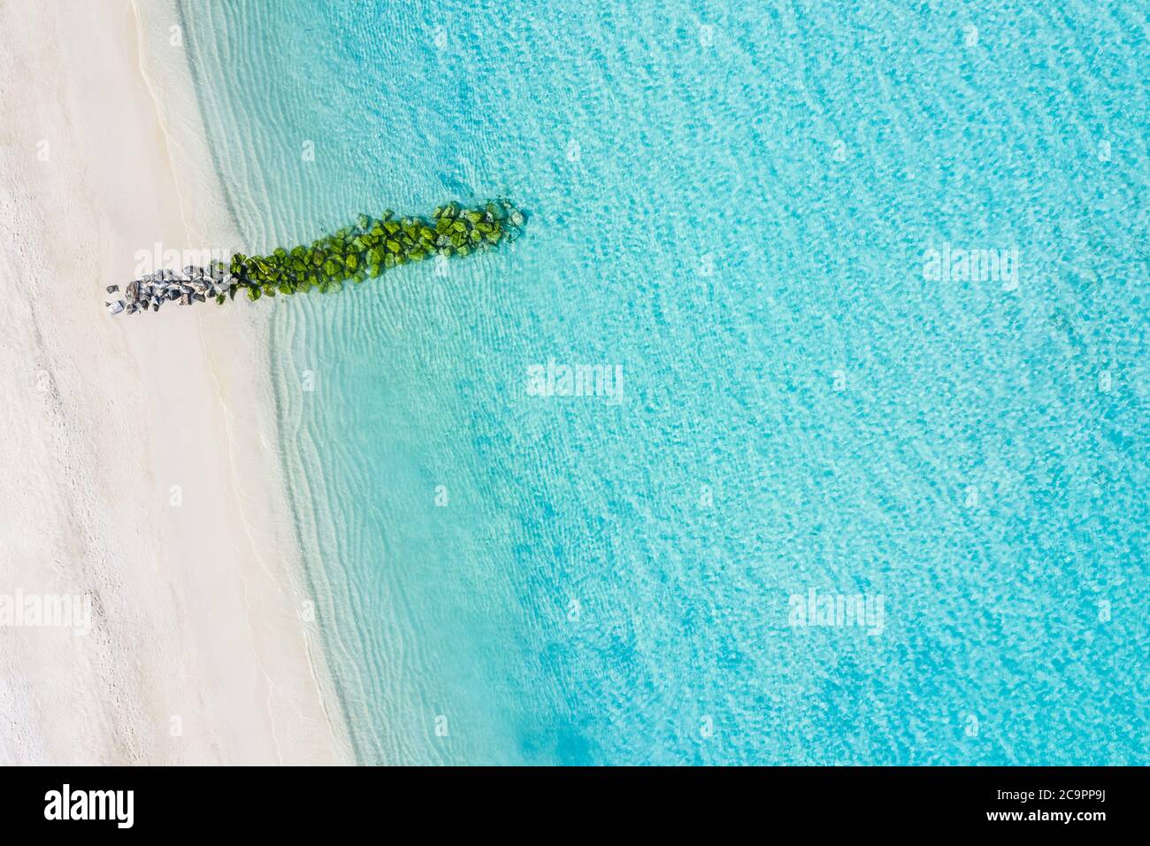 Vista aerea sul mare, vista dall'alto, splendido sfondo naturale. Il colore dell'acqua e splendidamente luminoso. Spiaggia Azure con montagne rocciose e acque cristalline Foto Stock