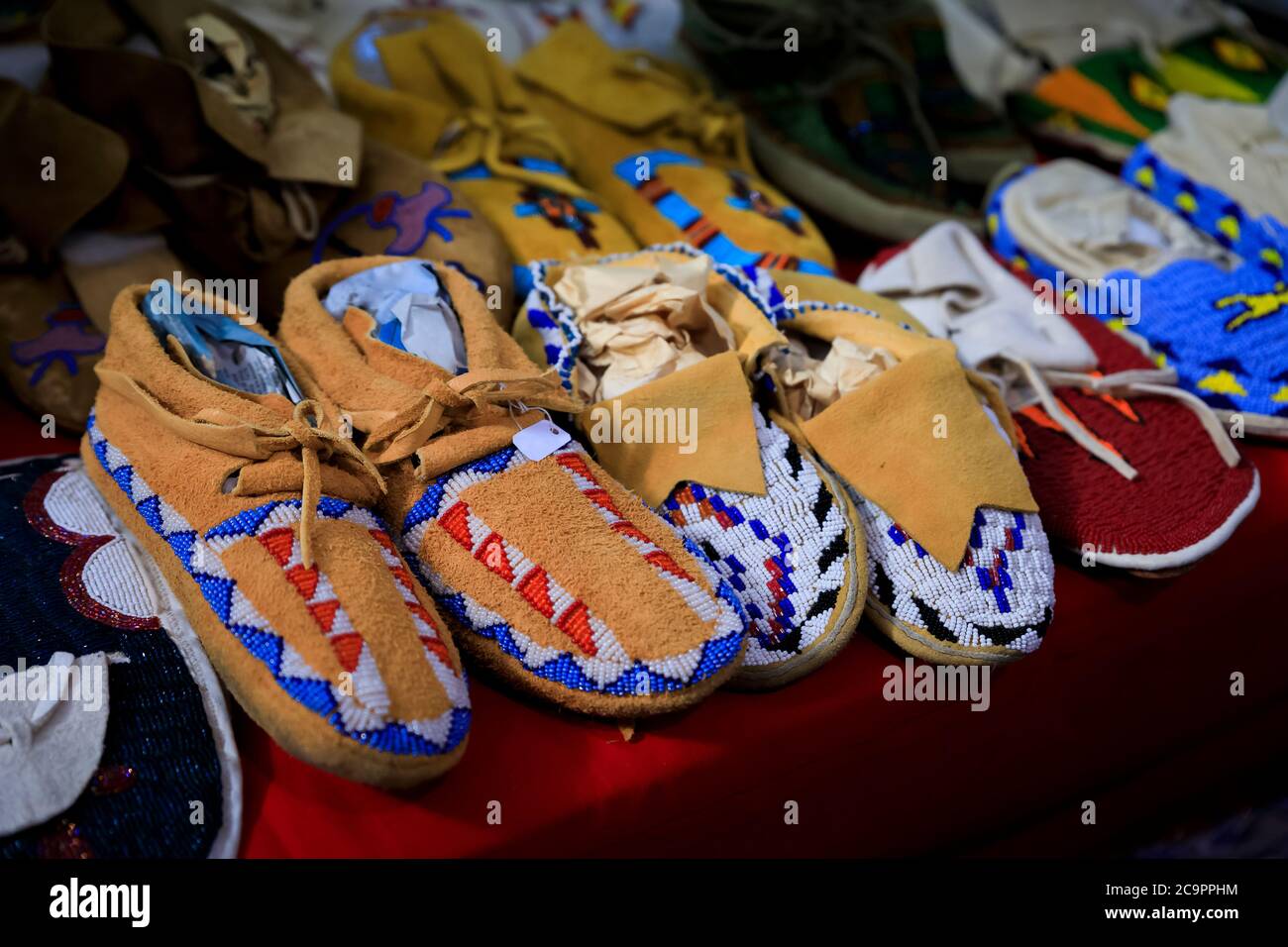 Selezione di mocassini indiani d'America fatti a mano in pelle con perline  in esposizione per la vendita ad una polveriera a San Francisco Foto stock  - Alamy