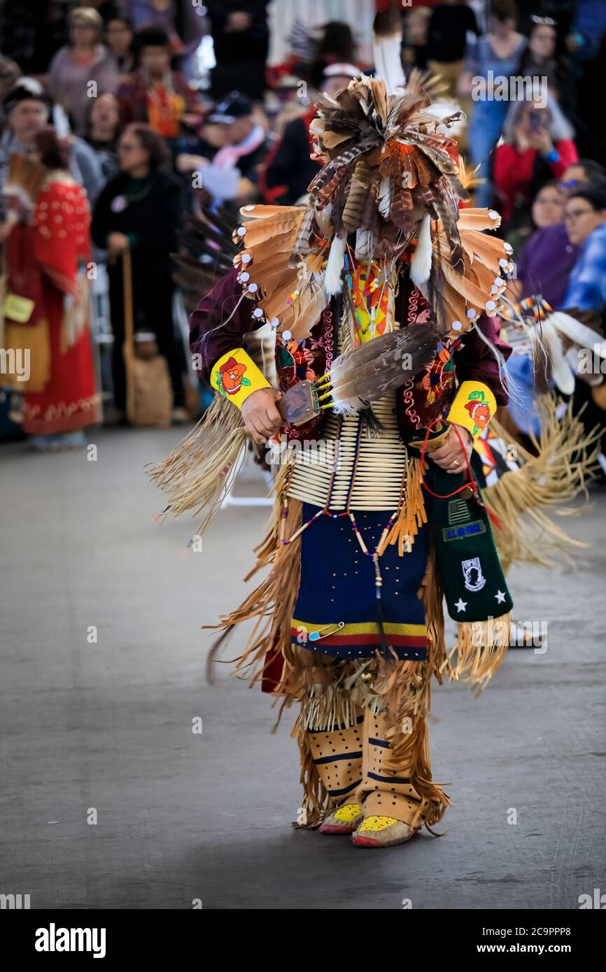 San Francisco, Stati Uniti d'America - 08 febbraio 2020: Indiani nativi  americani vestiti con intricati e colorati abiti tradizionali danzanti a  un'incredibile sorpresa Foto stock - Alamy