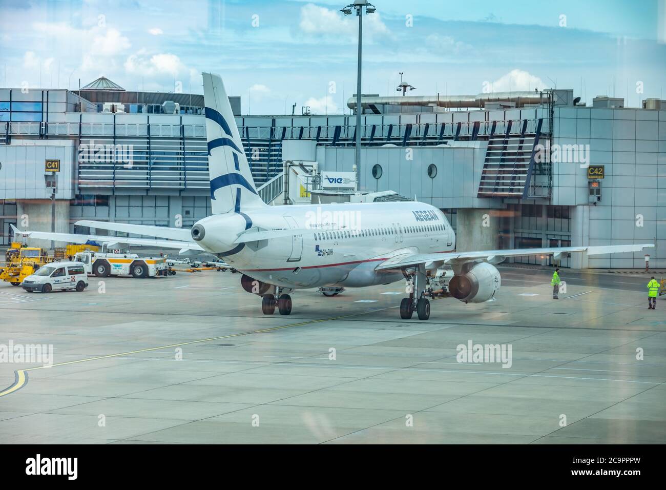 Schwechat, Austria, 20 maggio 2019, gli aerei Lot decolorano all'aeroporto internazionale di Vienna. Taxi aereo, preparazione per il decollo. Taxiway e l'aeroporto Foto Stock