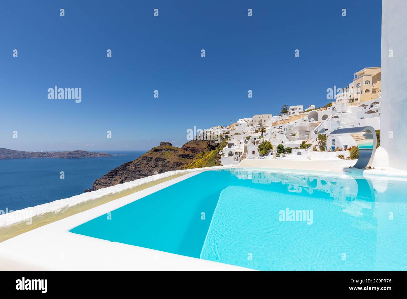 Piscina, piscina infinity relax vista sulla caldera del mare di Santorini Grecia. Viaggi di lusso, vacanze estive, resort tranquillo Foto Stock