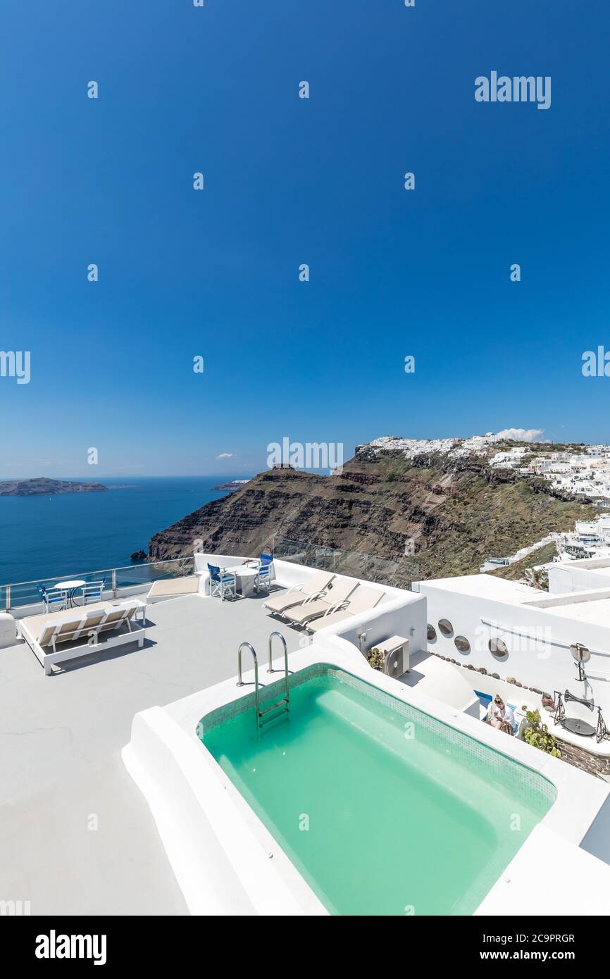 Vista panoramica del tradizionale resort delle cicladi con Jacuzzi in primo piano, villaggio di Oia, Santorini, Grecia. Destinazione turistica estiva di lusso, vibrazioni, umore Foto Stock