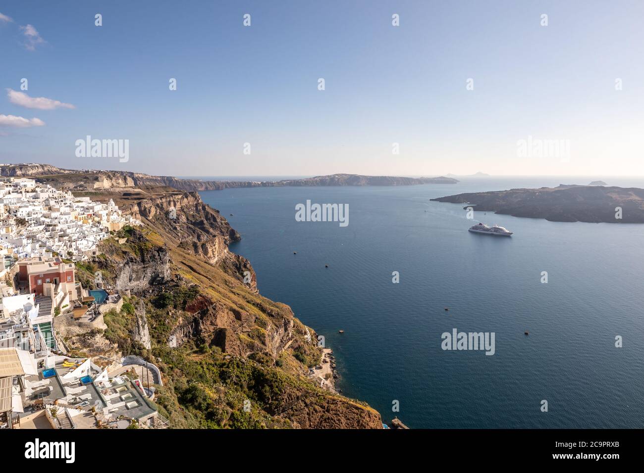 Splendida vista sulla strada dell'isola di Santorini. Grecia tradizionale architettura bianca e blu, vista mare e fantastica atmosfera estiva. Vacanza di lusso Foto Stock