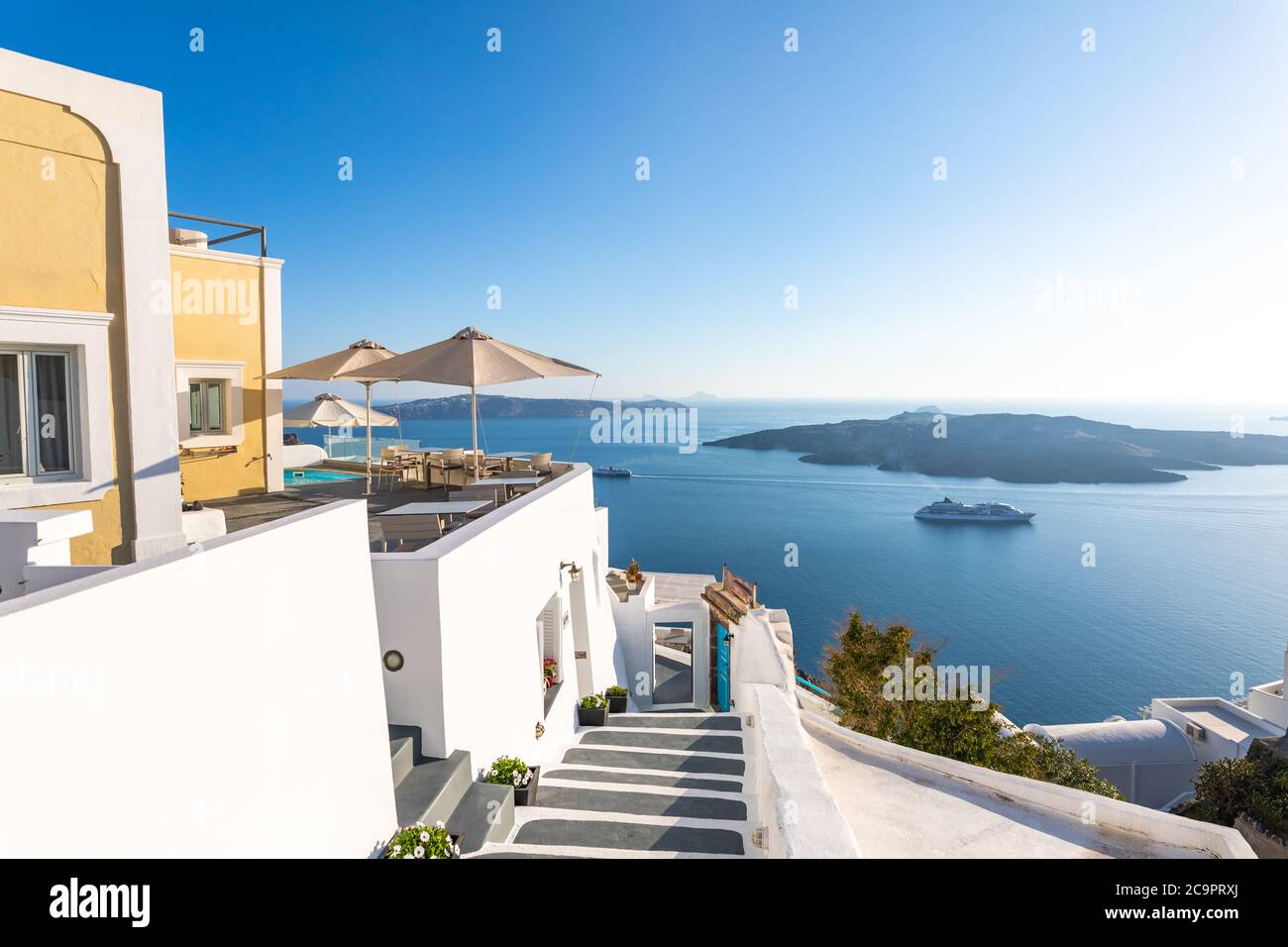 Splendida vista sulla strada dell'isola di Santorini. Grecia tradizionale architettura bianca e blu, vista mare e fantastica atmosfera estiva. Vacanza di lusso Foto Stock