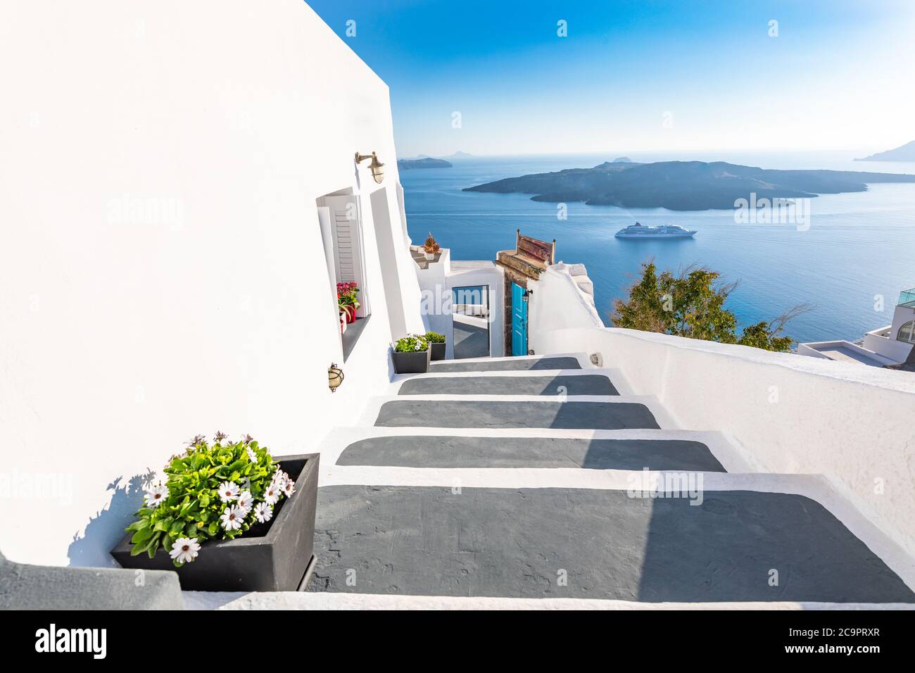 Splendida vista sulla strada dell'isola di Santorini. Grecia tradizionale architettura bianca e blu, vista mare e fantastica atmosfera estiva. Vacanza di lusso Foto Stock