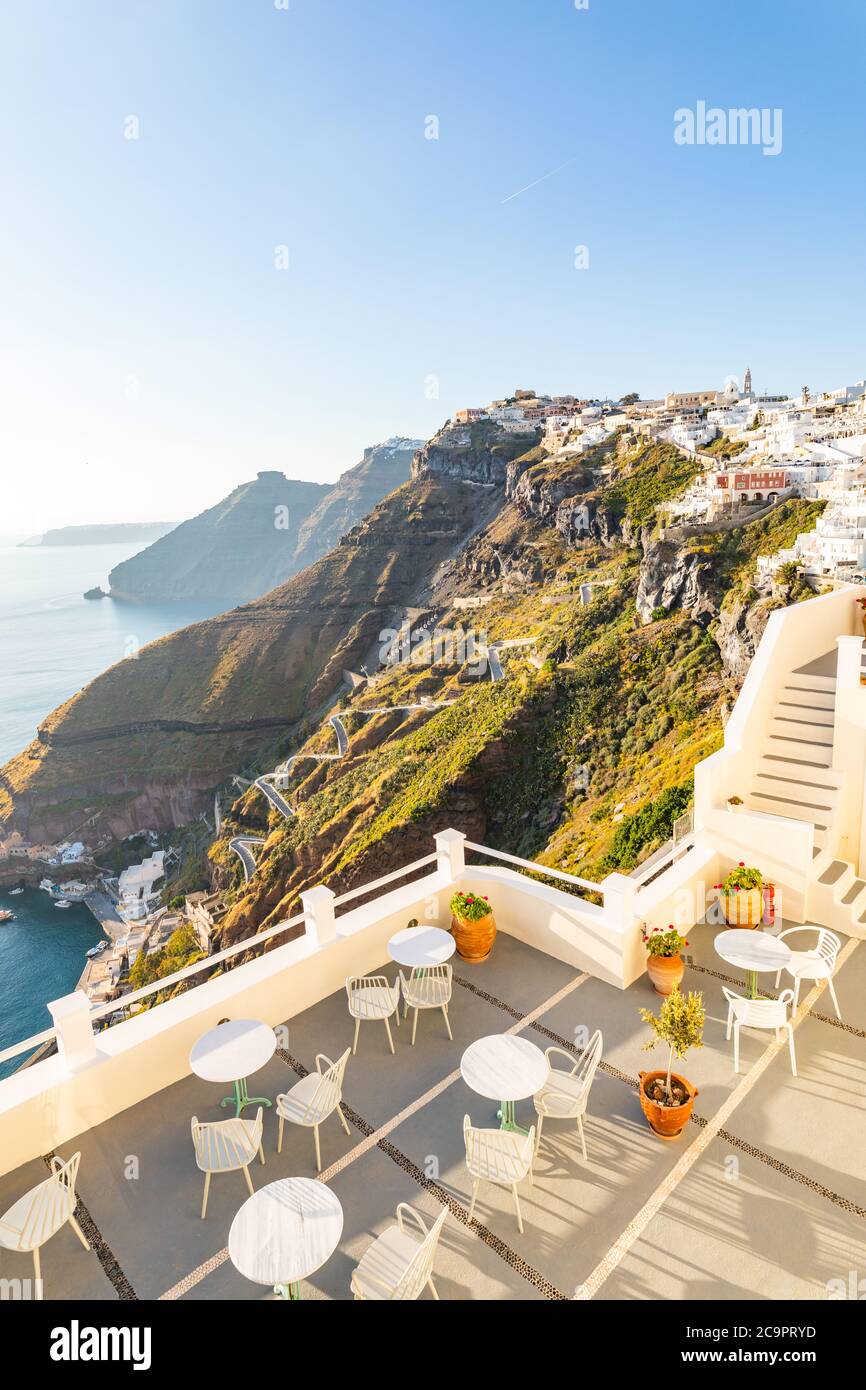 Splendida vista sulla strada dell'isola di Santorini. Grecia tradizionale architettura bianca e blu, vista mare e fantastica atmosfera estiva. Vacanza di lusso Foto Stock