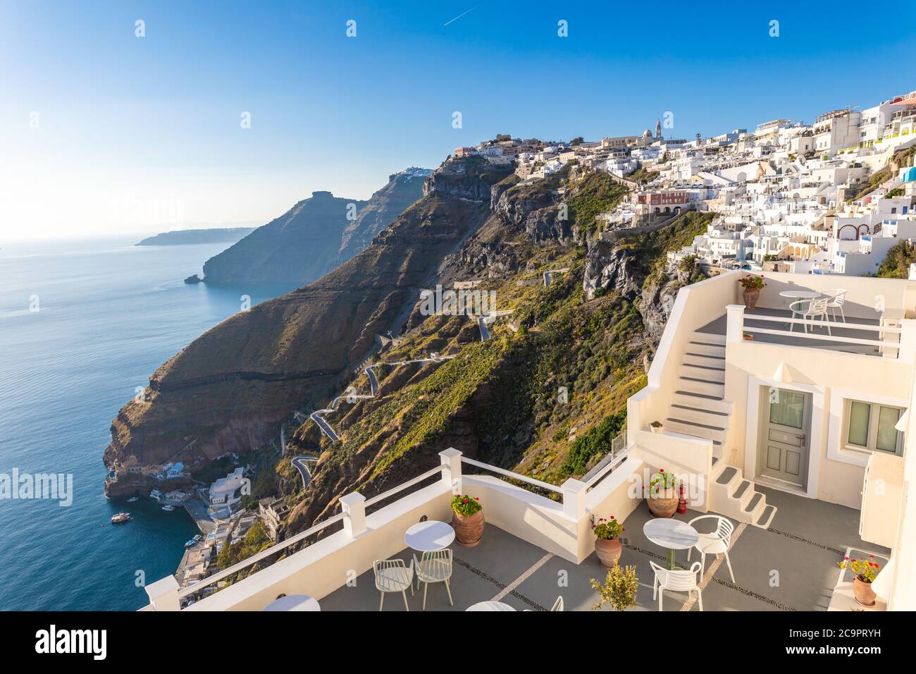 Splendida vista sulla strada dell'isola di Santorini. Grecia tradizionale architettura bianca e blu, vista mare e fantastica atmosfera estiva. Vacanza di lusso Foto Stock
