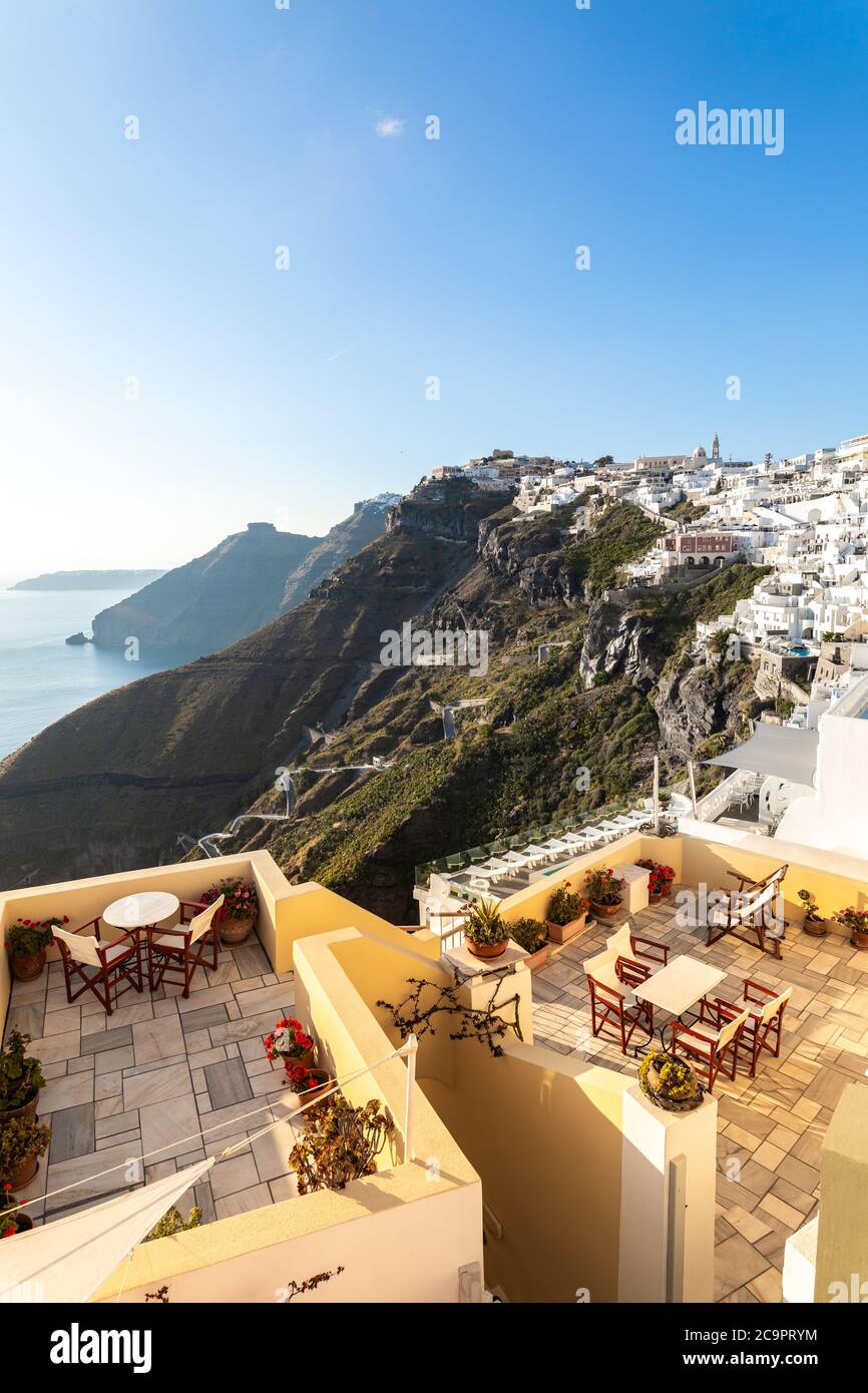 Splendida vista sulla strada dell'isola di Santorini. Grecia tradizionale architettura bianca e blu, vista mare e fantastica atmosfera estiva. Vacanza di lusso Foto Stock