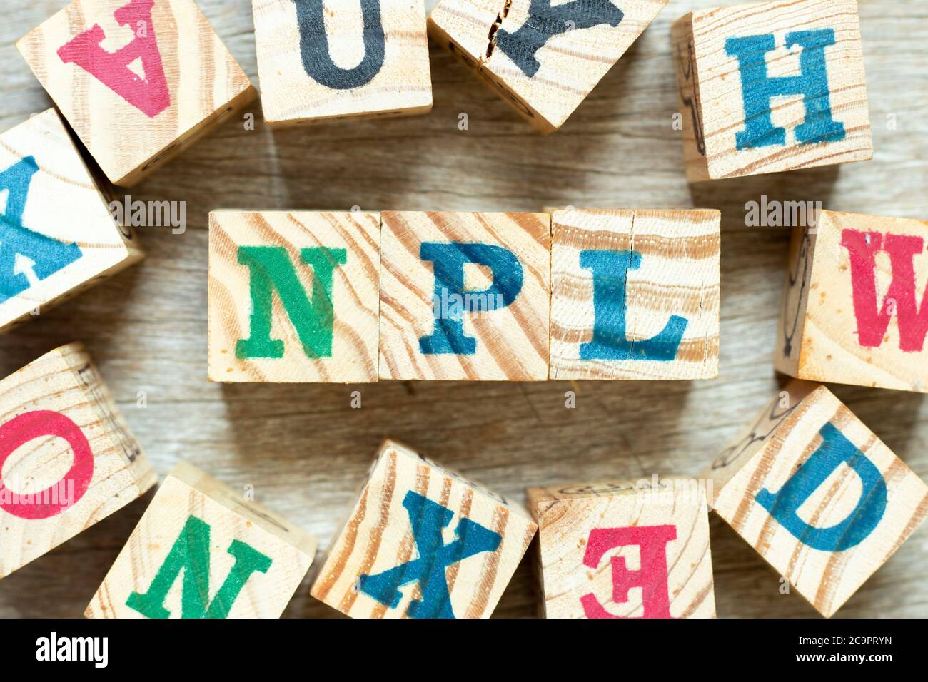 Blocco di lettere alfabetiche nella parola NPL (abbreviazione di non Performing Loan, non-Patent Letterature) con un altro su sfondo di legno Foto Stock
