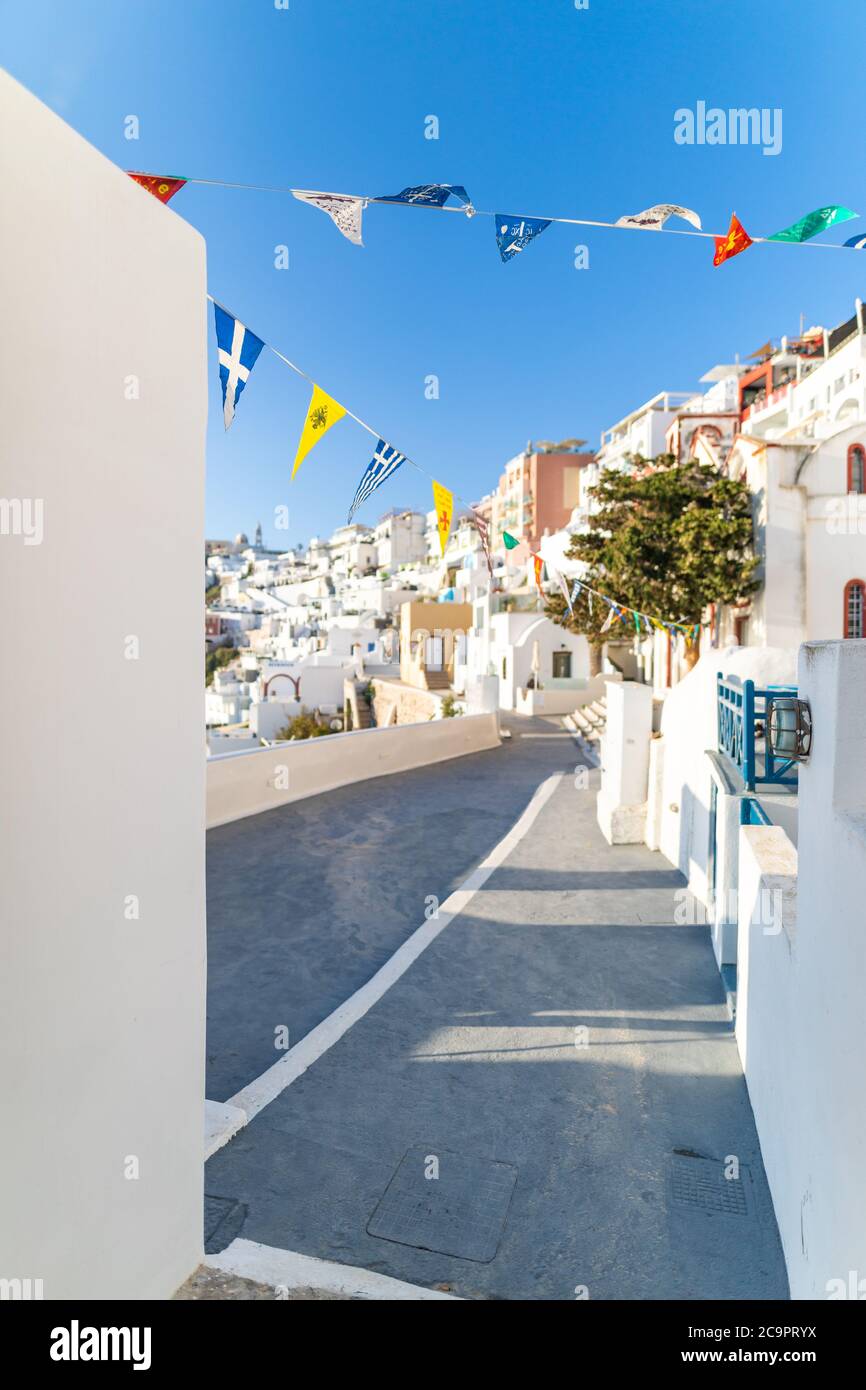 Splendida vista sulla strada dell'isola di Santorini. Grecia tradizionale architettura bianca e blu, vista mare e fantastica atmosfera estiva. Vacanza di lusso Foto Stock
