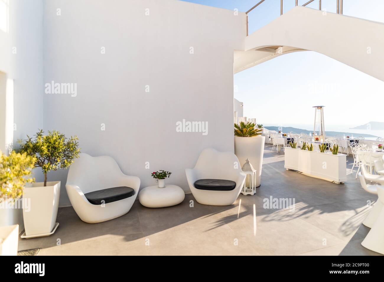 Splendida vista sulla strada dell'isola di Santorini. Grecia tradizionale architettura bianca e blu, vista mare e fantastica atmosfera estiva. Vacanza di lusso Foto Stock