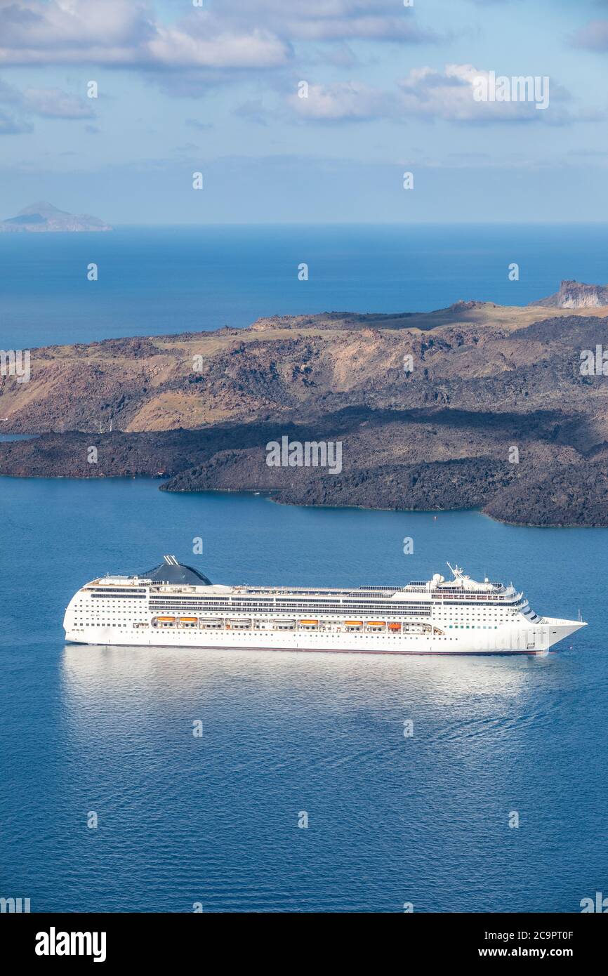 Incredibile vista sul mare della caldera a Santorini, in Grecia, con navi da crociera e la costa dell'isola. Navi da crociera in riva al mare baia Foto Stock