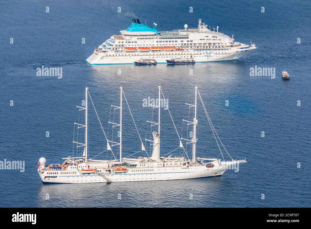 Incredibile vista sul mare della caldera a Santorini, in Grecia, con navi da crociera e la costa dell'isola. Navi da crociera in riva al mare baia Foto Stock