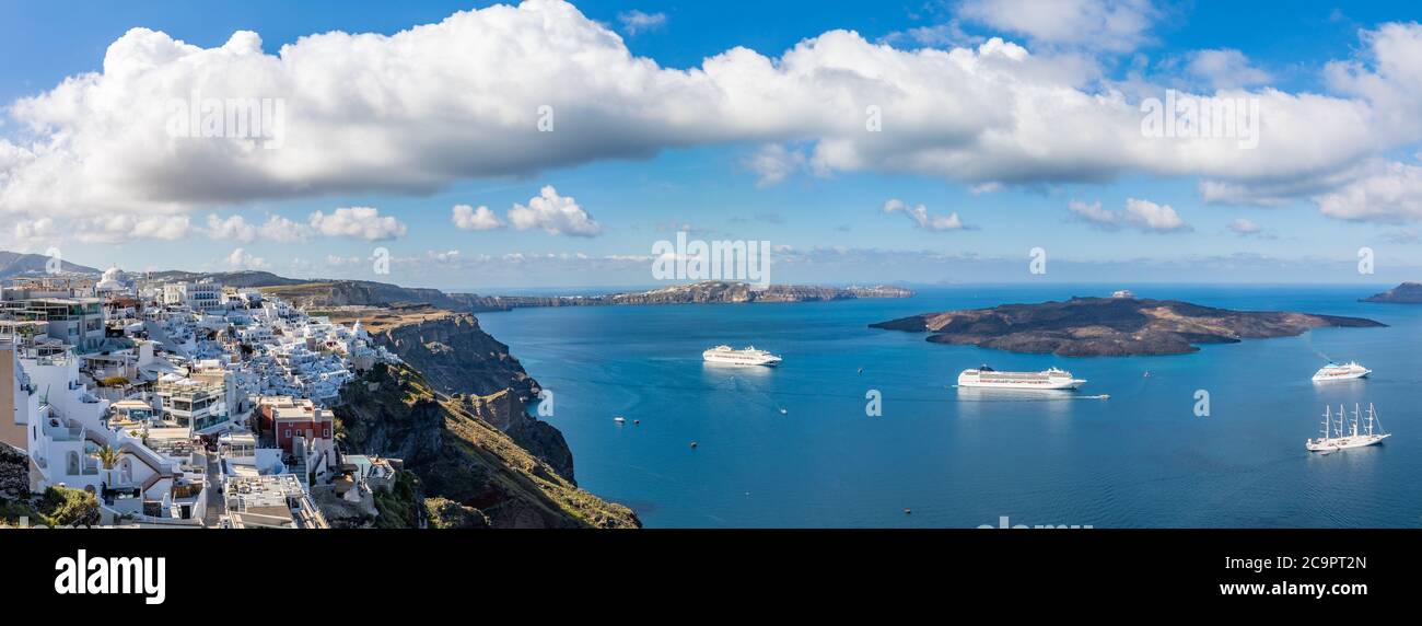 Fira città sull'isola di Santorini, Grecia. Case e chiese tradizionali e famose con cupole blu sulla Caldera, mar Egeo, viaggi di lusso panorama Foto Stock