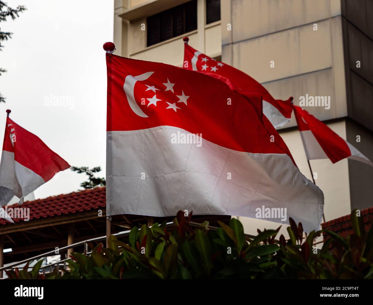SINGAPORE – 31 LUGLIO 2020 – primo piano delle bandiere nazionali di Singapore collocate nella tenuta residenziale HDB di Sin Ming in preparazione della Giornata Nazionale Foto Stock