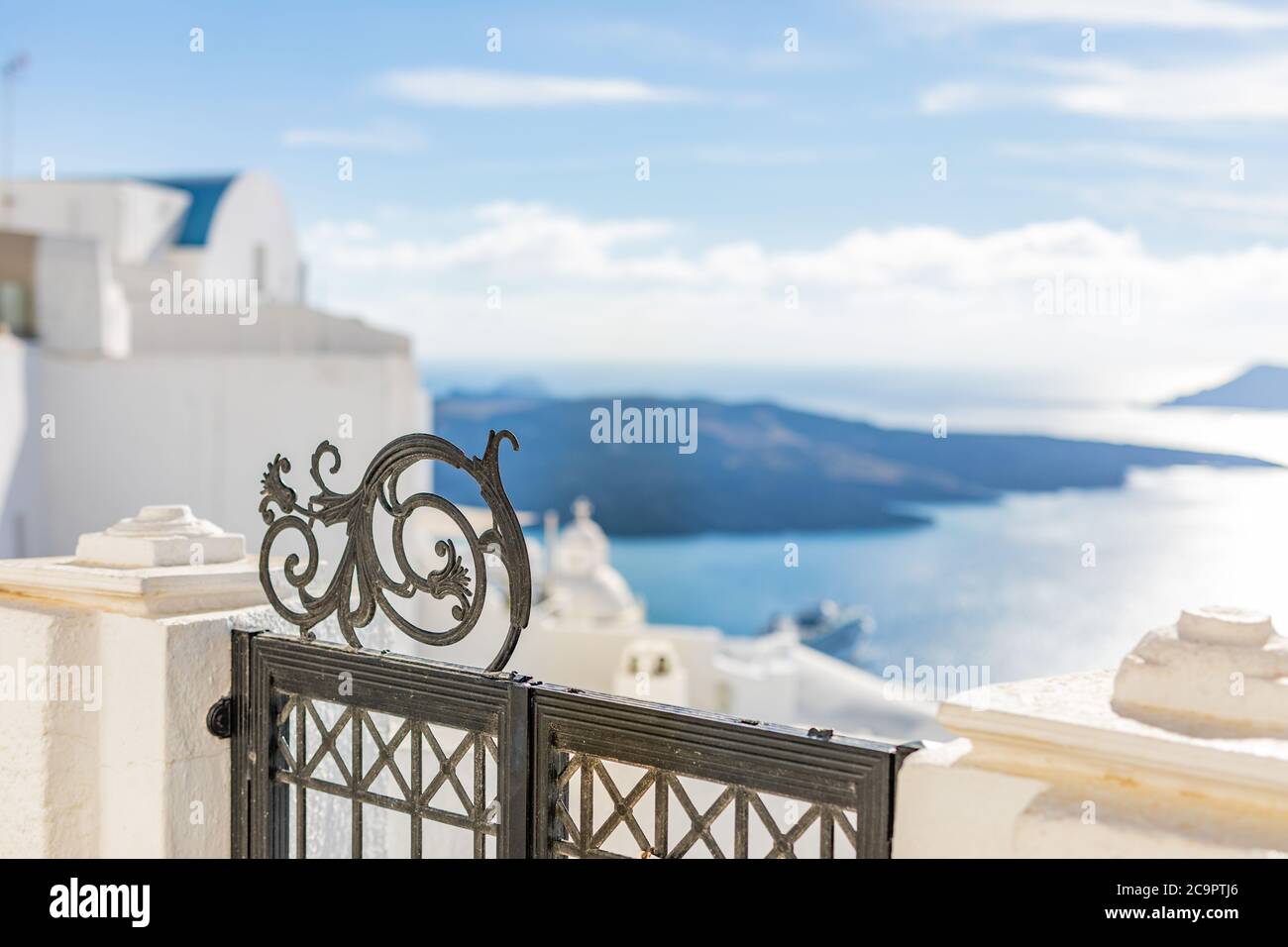 Scale bianche sull'isola di Santorini, Grecia. La vista verso il mare di Caldera con nave da crociera in attesa. Viaggi estivi di lusso, vacanze da sogno Foto Stock
