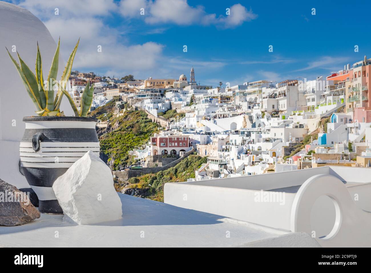 Scale bianche sull'isola di Santorini, Grecia. La vista verso il mare di Caldera con nave da crociera in attesa. Viaggi estivi di lusso, vacanze da sogno Foto Stock