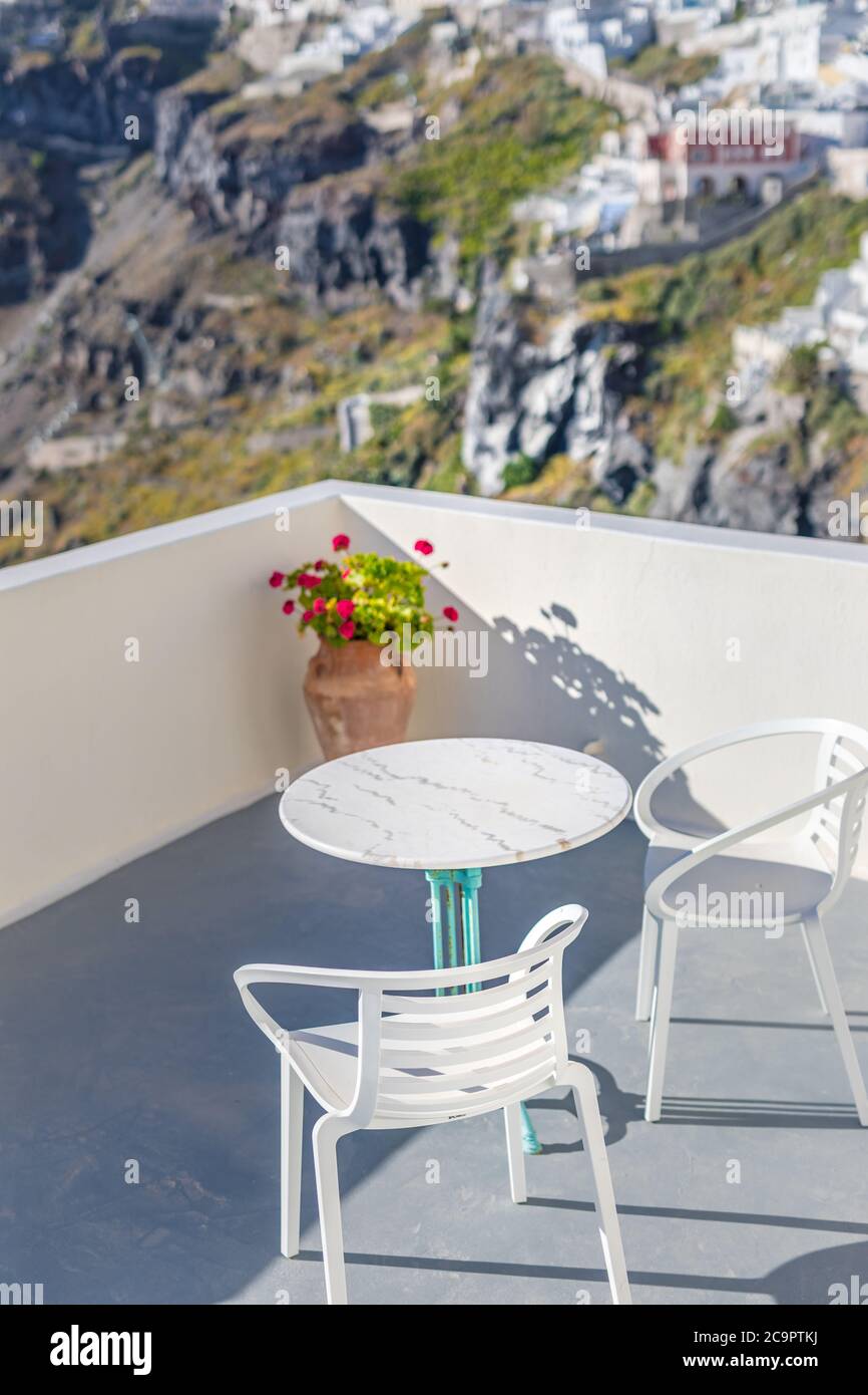 Romantica due sedie e un tavolo sulla terrazza, Santorini isola Grecia. Atmosfera estiva con architettura bianca e vista mare. Un viaggio di lusso Foto Stock