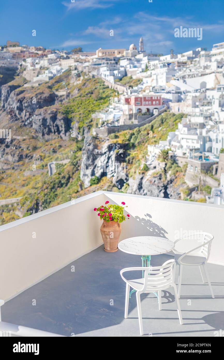 Romantica due sedie e un tavolo sulla terrazza, Santorini isola Grecia. Atmosfera estiva con architettura bianca e vista mare. Un viaggio di lusso Foto Stock