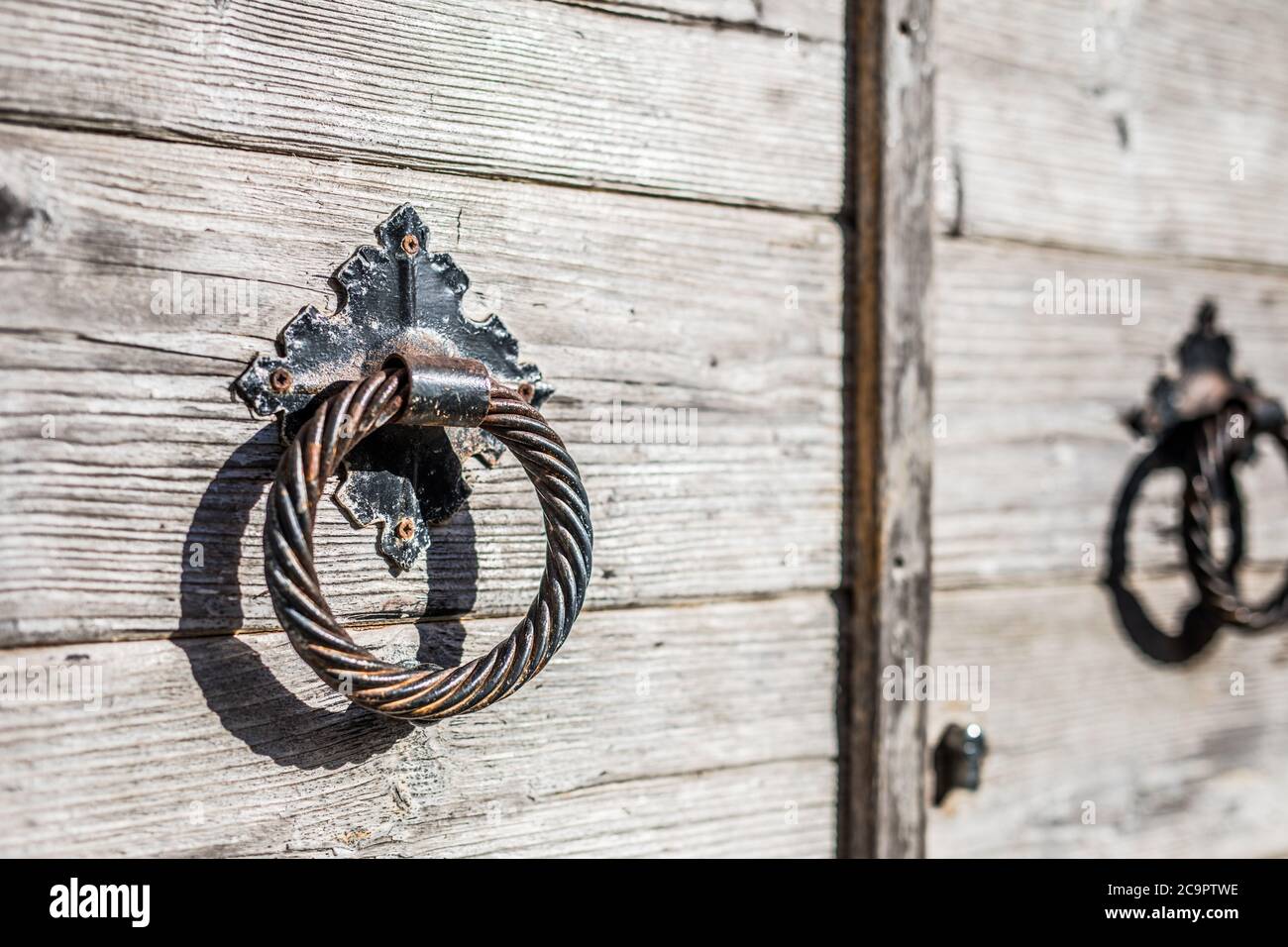 Primo piano di una vecchia porta ottomana. Maniglie uniche che sono antiche e piene di storia. Foto Stock