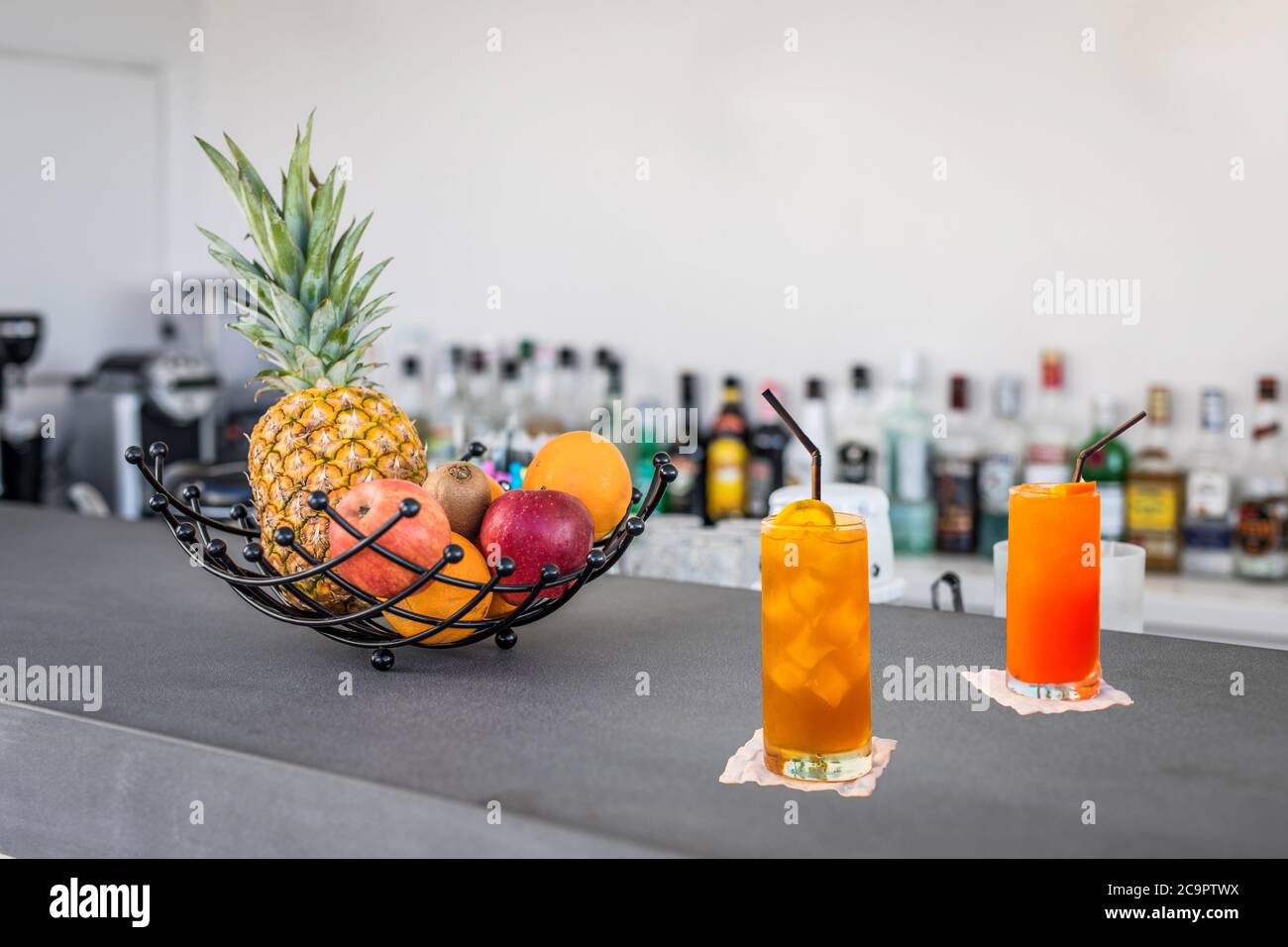 Gustosi cocktail al bar. Bevanda sana e verde detox, cocktail di ananas e classico espresso martini in vetro al banco bar Foto Stock