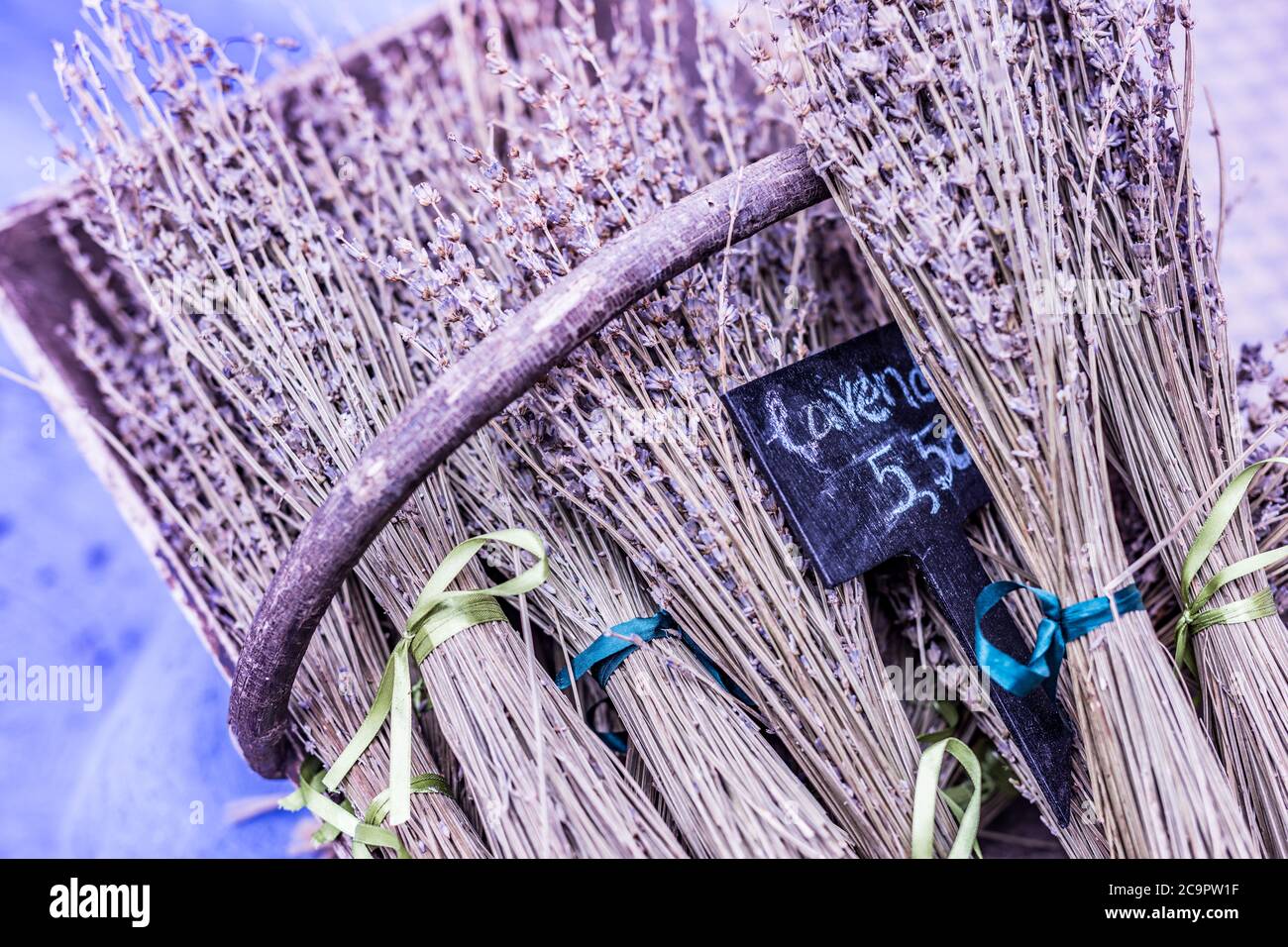Gruppo di delicati bouquet di lavanda essiccati con materiale tessile lila, esposti in vendita in una fiera deco del fine settimana per gli artigiani fatti a mano Foto Stock