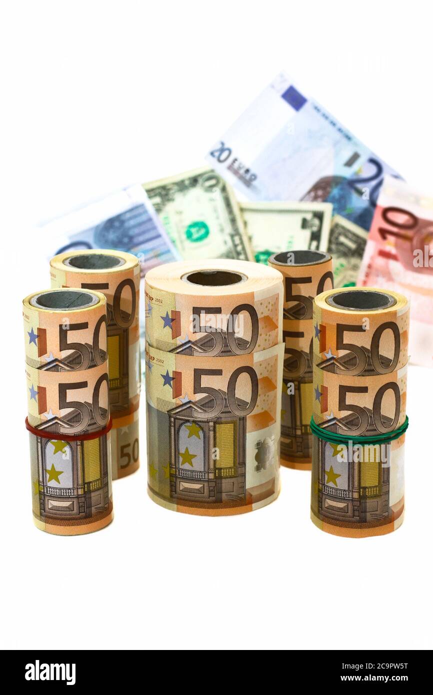 diverse denominazioni di banconote in rotoli e in bulk su fondo bianco Foto Stock