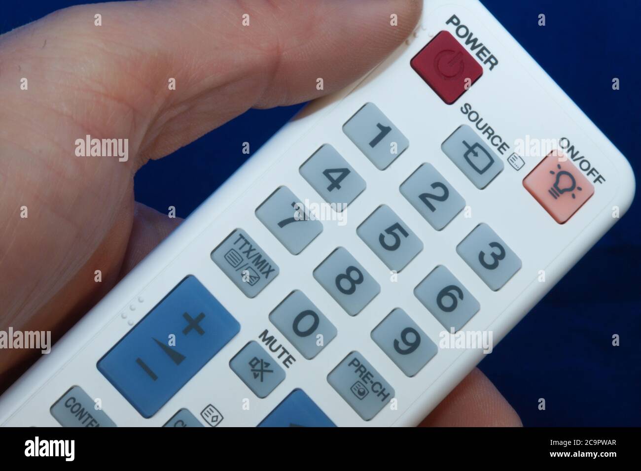 telecomando bianco nel palmo di una persona Foto Stock